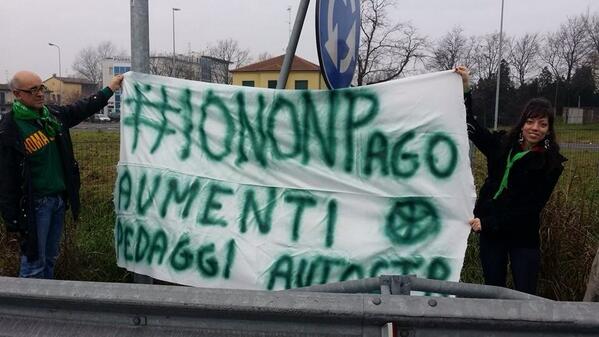 MichaelQuercia1's tweet photo. Presidio davanti al casello autostradale di faenza. #iononpago @GLPini @SimoneCareca @Fanti1959 http://t.co/7Jf871nXrI