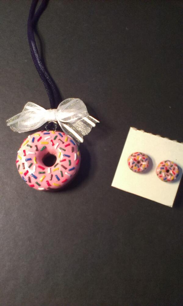 Sweetdreamsmimi's tweet photo. Conjunto de donut rosa con fideos de colores y lazo blanco. Colgante: 7€ Pendientes: 3€ http://t.co/CmNOLcjuK7