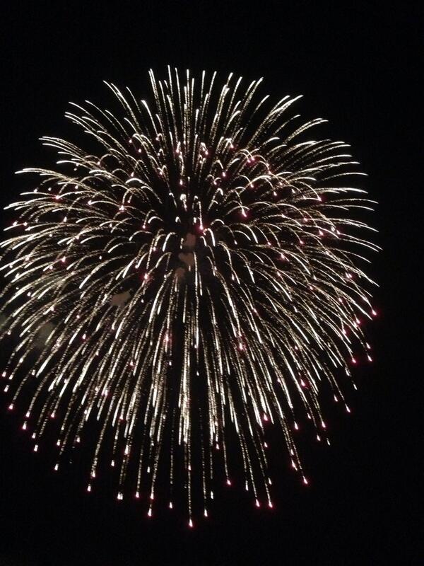 MATUDAI0321's tweet photo. おのと2人で花火いってきたー！
冬の花火もありだね笑 http://t.co/vyNQr4lC48