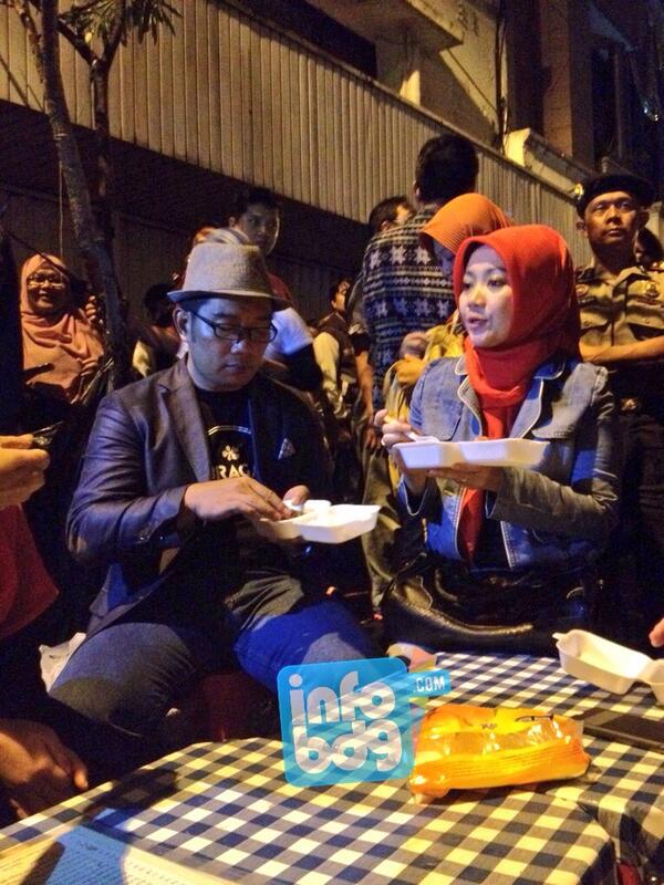 infobdg's tweet photo. Nikmatna paduduan malam minggon tuang jajanan di #BragaCulinaryNight Kang @ridwankamil &amp; istri Teteh @ata_lia http://t.co/1J0mpJ0H5L