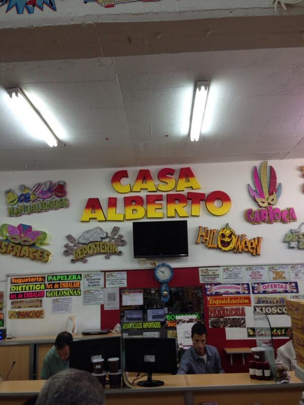 En #casaalberto comprando cotillón para el casamiento con <a href="/dologalva/">Doli</a> Gordo con chorizo mal!!!!!