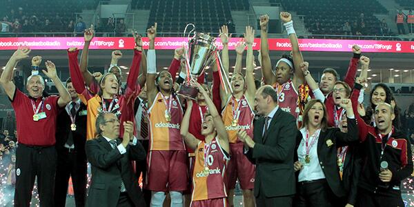 ErhanGolbey's tweet photo. "@TBForgtr: Kupa Üst Üste 5. Kez @GalatasaraySK'ın: http://t.co/HXXt48yxHY http://t.co/pSLqxD6AD6"