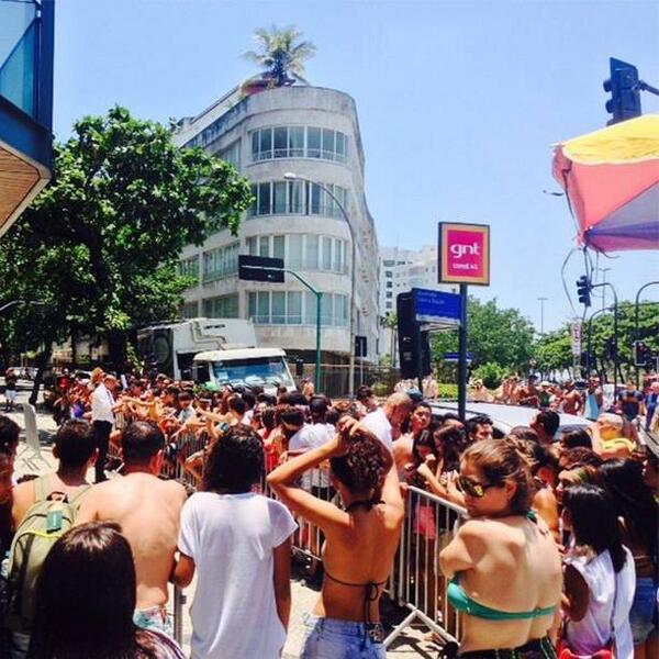 NavyCatHiveney's tweet image. NAVY em delirio. Muitos fãs à espera de Rih a frente do hotel Fasano no Rio. Rihanna #randbartist #PeoplesChoice