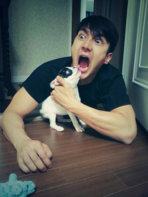 vero73545kaka's tweet photo. good night bugsy's dad n bugsy.. =D:*({}) #SiwonOppa #Bugsy "@siwon407: ๋ ๋ด ์
์ ์ ๋ฌธ ๋ฒ
์๋๋ฌธ์ ๋๋ผ๊ณ , ๋ฒ
์๋ ๋๋ ๋ด ํ์ ์ ๋๋ผ๊ณ . ์๊ธด์ํฉ. http://t.co/N4qlkim2EN"
