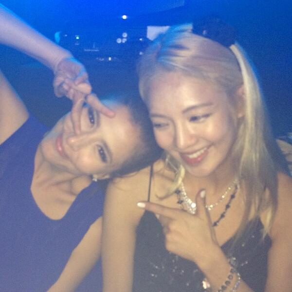 [PIC][30-11-2013]Selca mới của HyoYeon và bạn cô - Page 2 BdtlO4eCEAAz2Cu