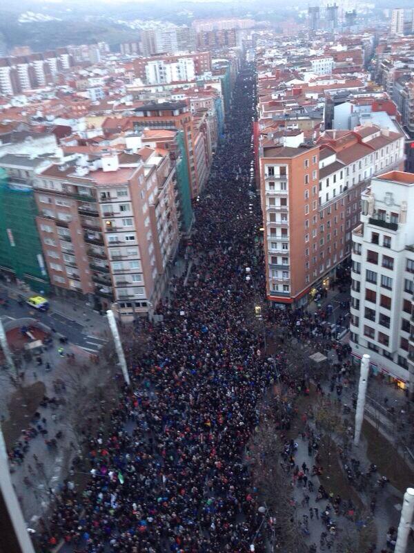 piztu_info's tweet photo. Bilboko manifestazioa hastear hau da autonomia kaleak duen itxura. Hitzak soberan. #basquesforsolution #konponbidea http://t.co/hbsPU8F5vq