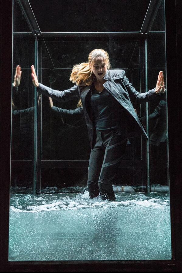 NightlockClock's tweet photo. This is one of my favorite Divergent stills http://t.co/TAfs2wbhWo