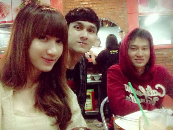 marishachacha's tweet photo. Nobarrrrrr MUN vs SWA with @mario_sitompul  @Ahyar03  #GGMU http://t.co/DpflOymyYA