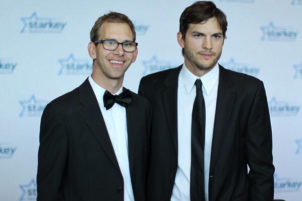 JUANINLLO's tweet photo. Cuando pienses que la vida es injusta contigo, piensa que peor se ha portado con el hermano MELLIZO de Ashton Kutcher http://t.co/2ubs6jeToZ