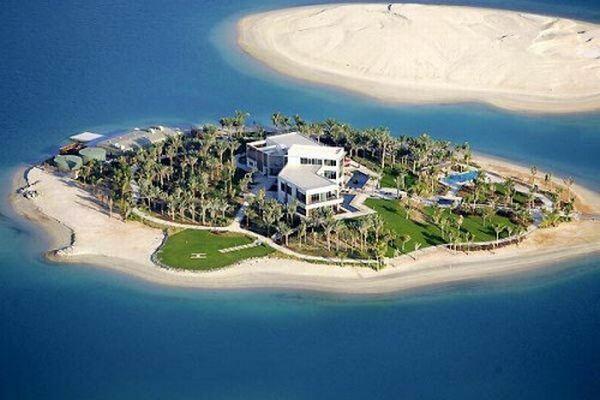 _CASASFAMOSAS_'s tweet photo. Así es la casa de M. Schumacher, dentro de su isla privada. Cuenta con playa, piscina y gimnasio. Precio: 7.000.000€. http://t.co/VKjs3TK7xY