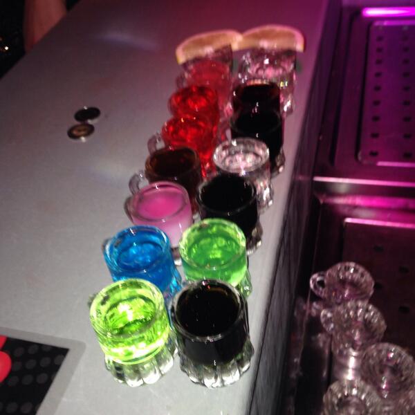 Hotshotsfeest's tweet photo. Dit zijn de euro shots. Genoeg keus voor iedereen http://t.co/dFzZdD3Xn8