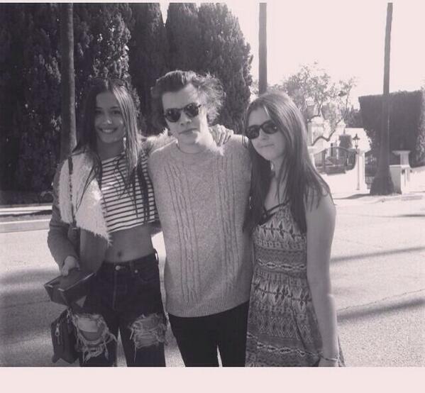 messybunstyles's tweet photo. GIRLS AT MY SCHOOL ARE HAVING LUNCH WITH HARRY WHAT THE ACTUAL FUCCCCCCKKKK @niallwhoababy http://t.co/Oq1pgXQcWv