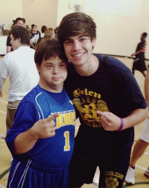 ChrisJaureguii's tweet photo. Congrats to this little guy #champs http://t.co/p1RXW40Biq