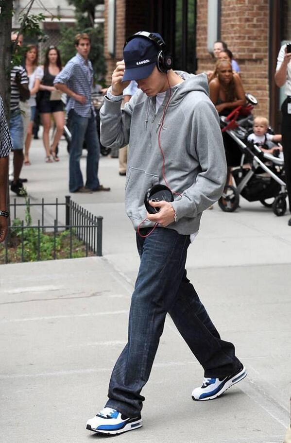 JRDN23_'s tweet photo. HAHA @Eminem aperçu dans la rue avec son lecteur CD  ☞  On valide !! http://t.co/Yp0IHpO8bv