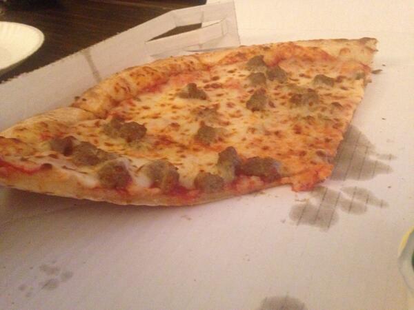 MBrausen11's tweet image. When did #papajohns regular crust go thin crust? #portionsizeshrinking #losingvalue #lookingforotheroptions