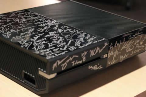 Insomniac Games is auctioning off a signed Xbox One to help an intern who lost her leg. l.gamespot.com/1hE5rPH