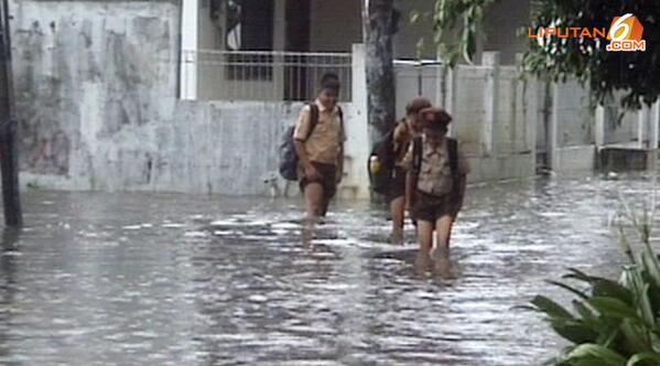 RT <a href="/liputan6dotcom/">LIPUTAN6</a>: Wah, Rumah Warga di Pondok Labu Terendam Banjir Akibat Hujan Guyur Jakarta bit.ly/1cQeloX