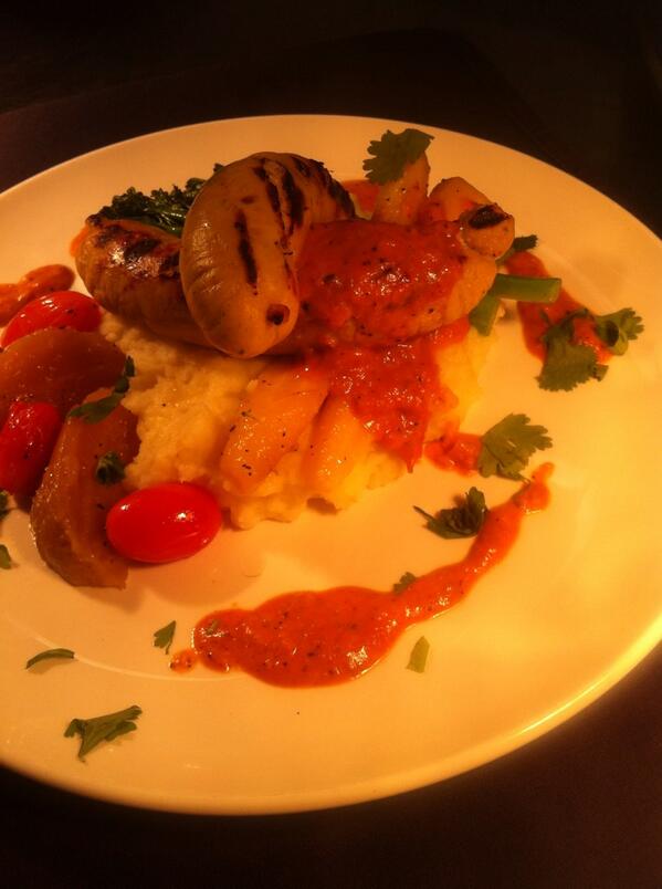BoomtownPub's tweet photo. Homemade butter chicken bangers and mash with seasonal vegetables $12 #gottaeathere #yyc http://t.co/IDEN58lo2x