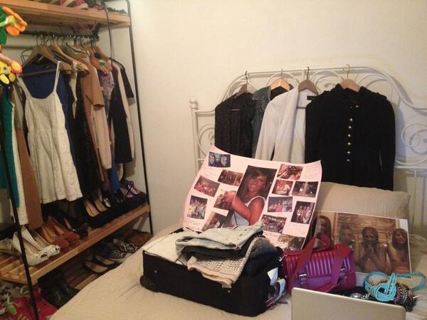 Patrisiya's tweet photo. Vuelta a empezar...!! Haciendo la maleta, aunque esta vez os llevo conmigo!❤ http://t.co/hmlUo9J9z2