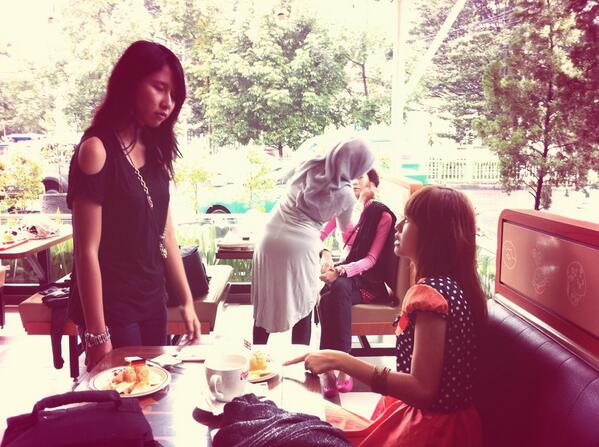 Modelnya sudah ada yg sebagian datang dan sufah mulai makeup. Jangan lupa jam 9 di taman jomblo hunting HFB 70s