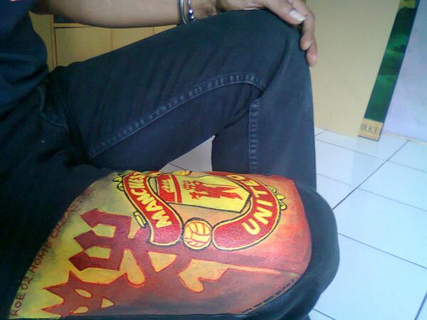 Tawallis's tweet photo. Jeans kamu yang lama, jadi kelihatan baru kalo ditambah lukisan... http://t.co/fq982zRqJO