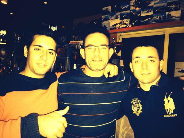 Gaspi_Sevilla's tweet photo. Flojos de pantalón!! @rubenjg18 @santytopii 😲☺️🎶 http://t.co/P8lD7yi1Ie