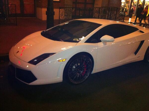 KiddFly_'s tweet image. Lambo right outside my hotel, wish it was mine 😒