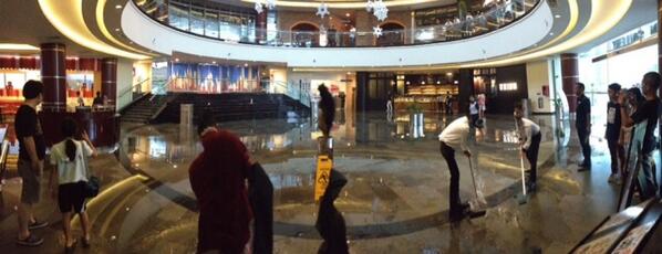 Walahhhh RT <a href="/mfenno29/">Muhammad Fenno</a>: Street gallery banjir!!!