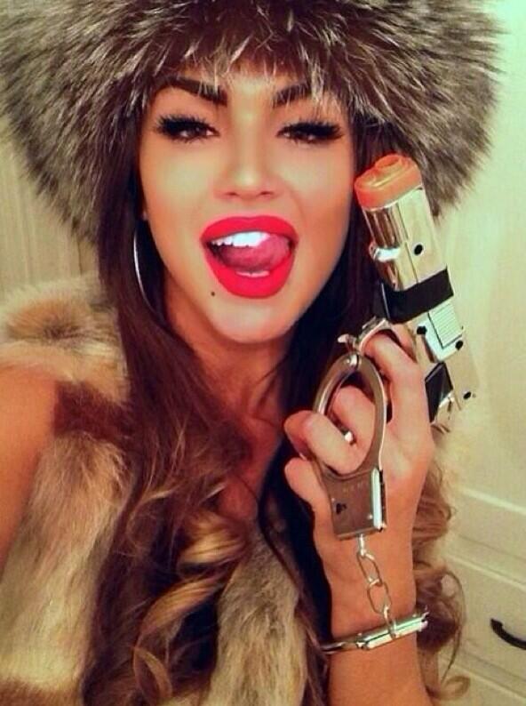 KimKardashainW's tweet photo. 🔫💋 http://t.co/laFGY2Gj8i