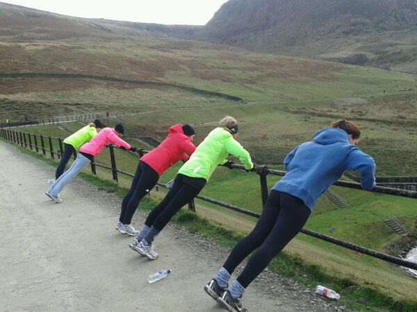 PeakFit__'s tweet photo. A cold morning at Dove Stones but we soon warmed up with the outdoor circuit! http://t.co/32yhk805hb