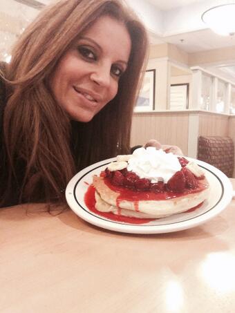 Y sigo con mi rica dieta jajja antes de irme a dormir unas buenas tortitas americanas jajaja http://t