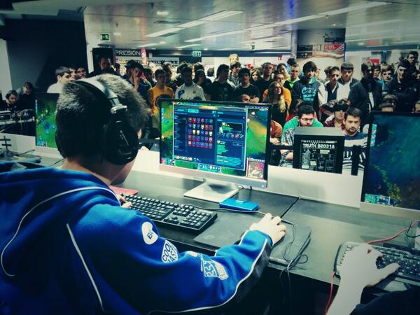 xZaKax_Mauri's tweet photo. Partido de @Maximumclub vs @CerberusClub en #EPSXI @Naruterador en plena acción @ESLspain http://t.co/aT68ifs9aD