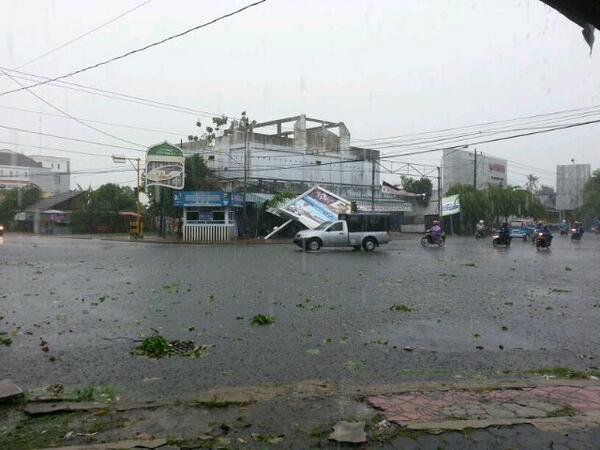 JogjaUpdate's tweet photo. #jogja @acoymubyarto: pasca Hujan Angin Bantul tadi siang http://t.co/UWWKgO9Csm