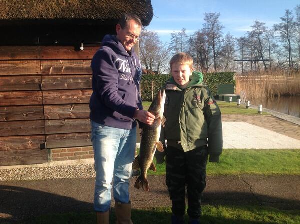 Symen Bodegraven, eerste snoek gevangen, lengte 77 cm, nu weer snel terug zetten.