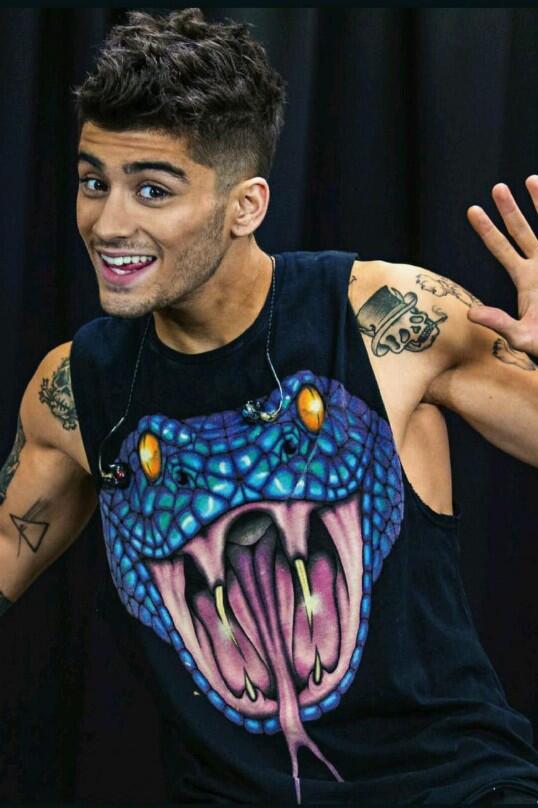 AUS_1DCrew1's tweet photo. wishing @zaynmalik a very happy 21st birthday! we love you 😘😘 #HappyBirthdayZayn #Happy21stZayn http://t.co/KNt4mbhPTT