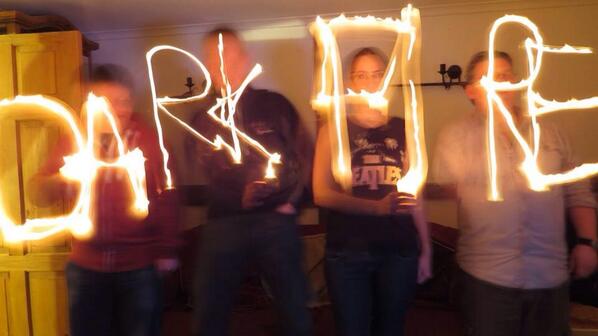 lizbrinki's tweet image. Getting all creative with @darkfireband and light writing... #lightwriting #burntfingers