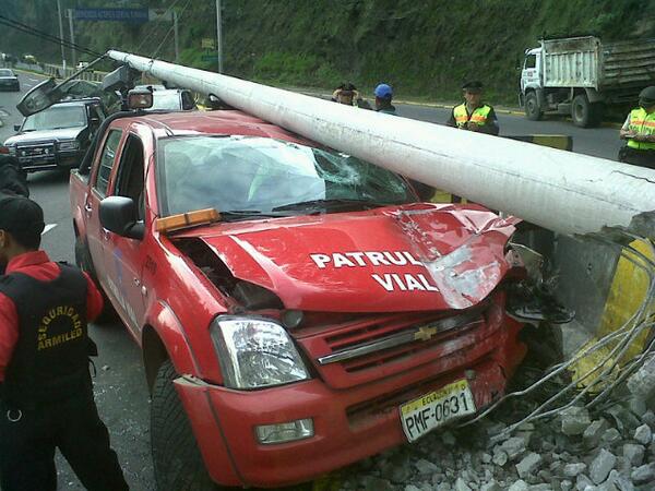 RT “<a href="/nelsonesteban76/">Nelson Herrería</a>: Urgente!!! Borracho patrullero de #PatrullaVial del Municipio de Quito nos choca en el Trébol! ”