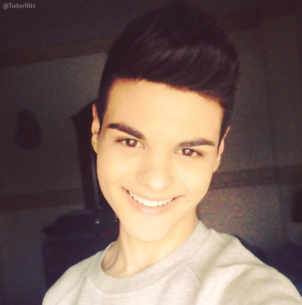 Rizk_Alexitoo's tweet photo. "@TuiterHits: "La curva más bonita de una mujer es su sonrisa". http://t.co/Rzb5ONkfWs" Puto amo nivel: Legendario.