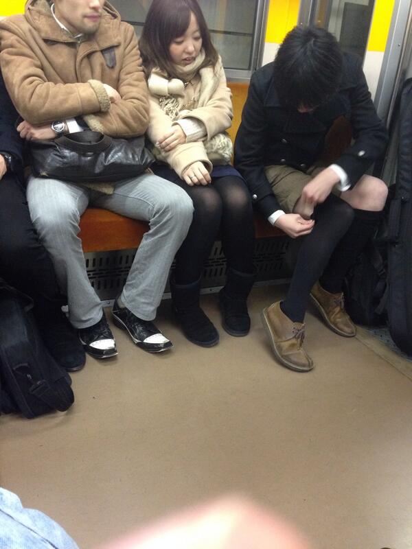 А тем временем японский мужик поправляет чулочки