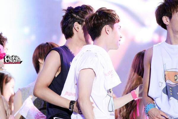 KAIDO_CHOCCHIP's tweet photo. เกี่ยวเอวไว้แบบนี้กลัวหายรึไงน้าา ? #HappyKaiSooDay http://t.co/oNJaMeyy10