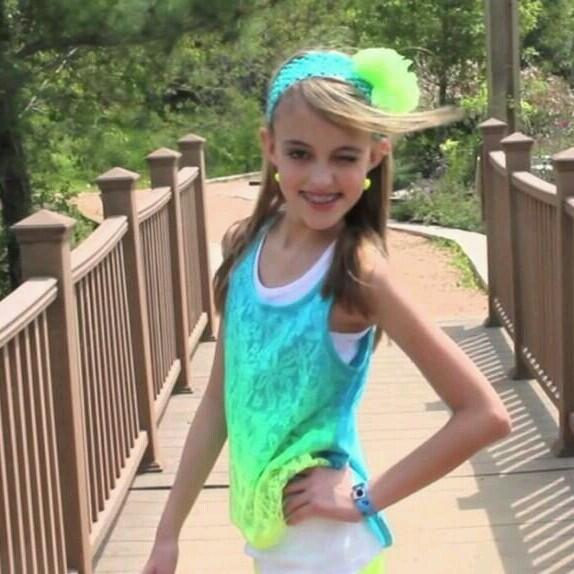 Kaelyn_Fan_SSG's tweet photo. Do You Think  I Look Cute In Blue and Green  ;-) http://t.co/oxKQcUcEZw