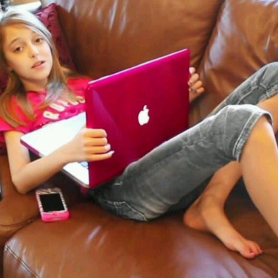 Kaelyn_Fan_SSG's tweet photo. I can't live without my IPod and Computer  ♥♡♥♡♥♡ http://t.co/CWTv93J4pv