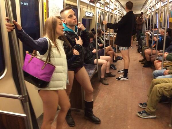 Подглядывание в метро. No Pants Subway Ride 2014. Трусы в метро. Москвички в метро.