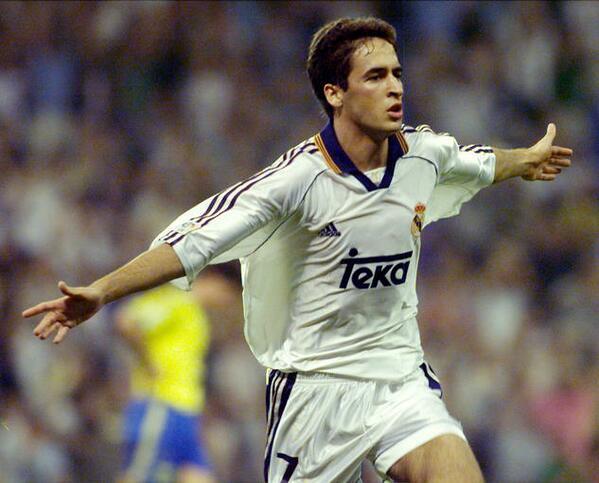 ReaI_Madrid_CF's tweet photo. Raúl González Blanco, más de mil partidos oficiales en el mundo del fútbol, cero tarjetas rojas... #Respeto http://t.co/sX9QEawBzw