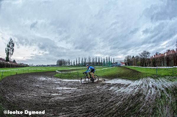 Joolzephoto's tweet photo. Clear run for @CXHelen at todays #cxnats #water #mud #cyclocross #staples #winner http://t.co/jsx2eUWQCk