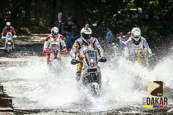 ColMotorFans's tweet photo. Una gran foto de nuestros amigos de @RetoDakarCo con M.Saldarriaga!  #ColombiaEnElDakar @MarcaColombia @Coldeportes http://t.co/sKuWhD0usM