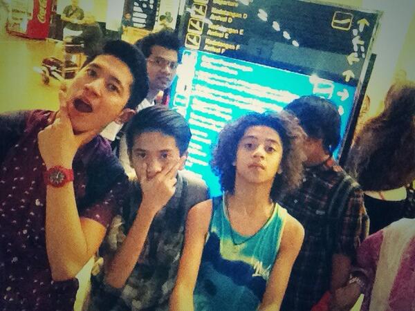 ichgio's tweet image. "@deryansha_: Foto pas tadi malem di Bandara Soekarno-Hatta. Bareng @iqbaale @bastiansteel dan @harisnanda28 http://t.co/f46W5553Fm"