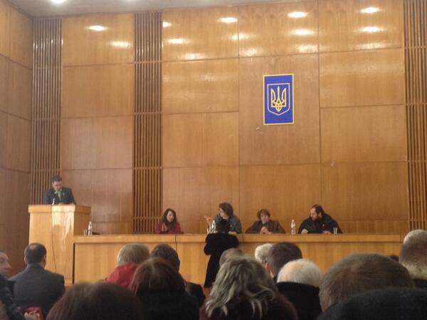 comonitos's tweet image. Почали приймати резолюції. Присутня Тетяна Чорновіл #черкаси #cherkassy #горсовет #euromaidan