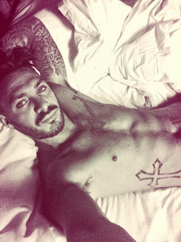 SM_realX's tweet photo. Actually screw getting up I'm staying in #bed and watching some #tv I feel to comfy to move!!! #selfie 👍 http://t.co/1OWzVNj4iL