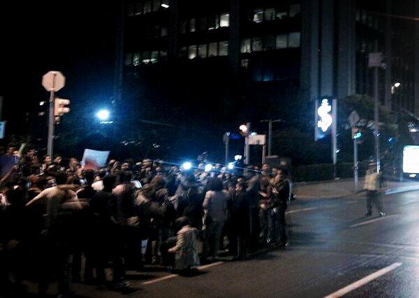 SeymanrOzkan's tweet photo. Türk belieberlar atv nin önündeyken(dün) http://t.co/S8gmb12YKD